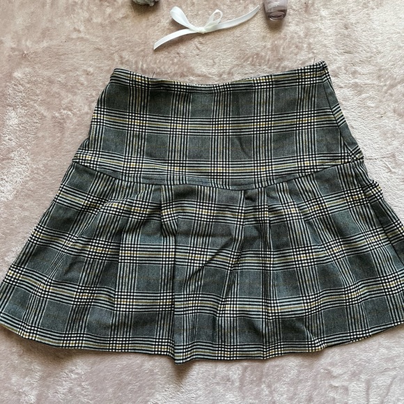 Plaid Pleated Skirt 🩶 - Picture 3 of 3